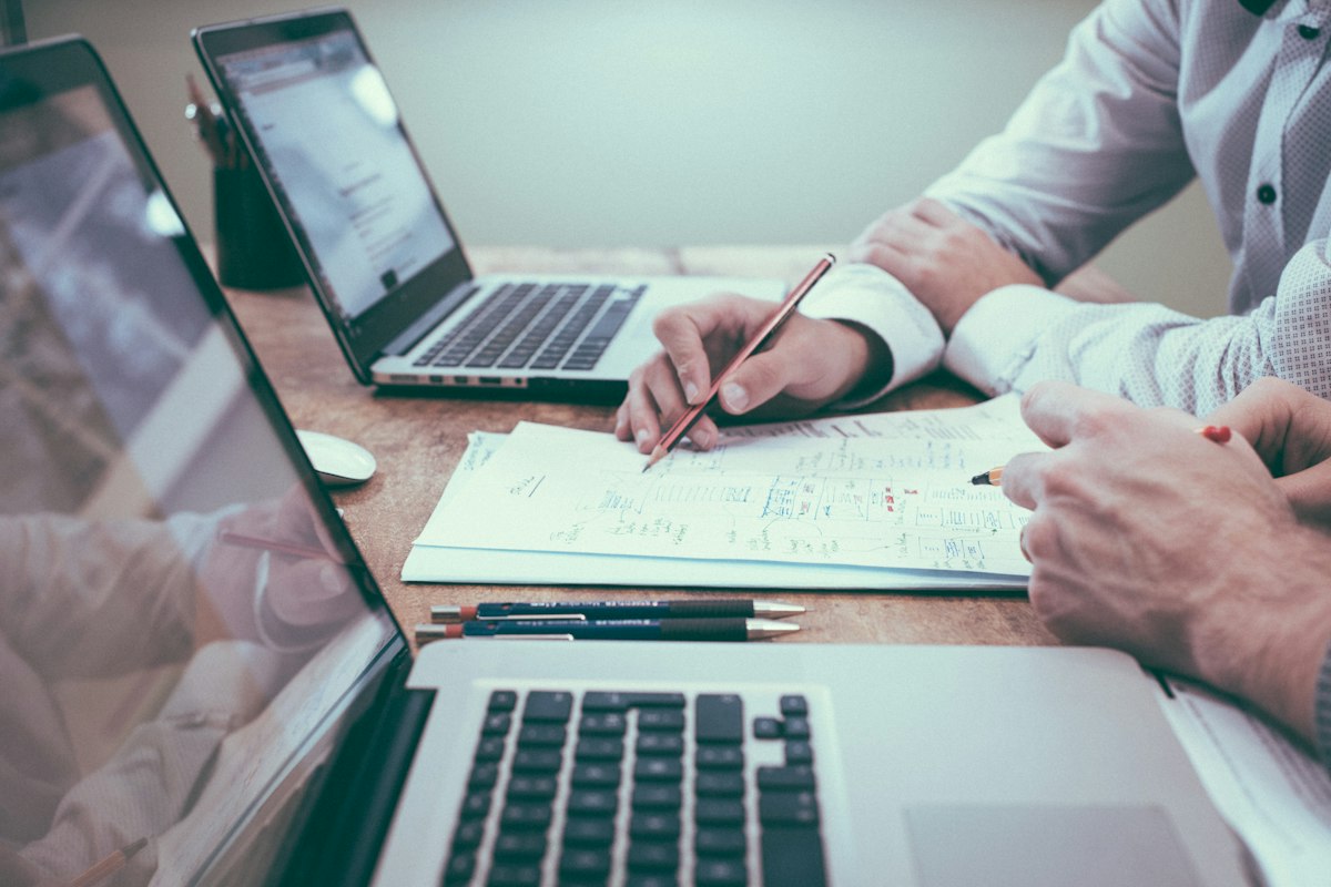 Contratos Comerciais Sem Falhas: Por Que Modelos Prontos da Internet Custam Caro ao Negócio